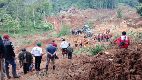 Penanganan dan pencarian korban longsor oleh relawan kota dan kab bandung dan beberapa instansi terk
